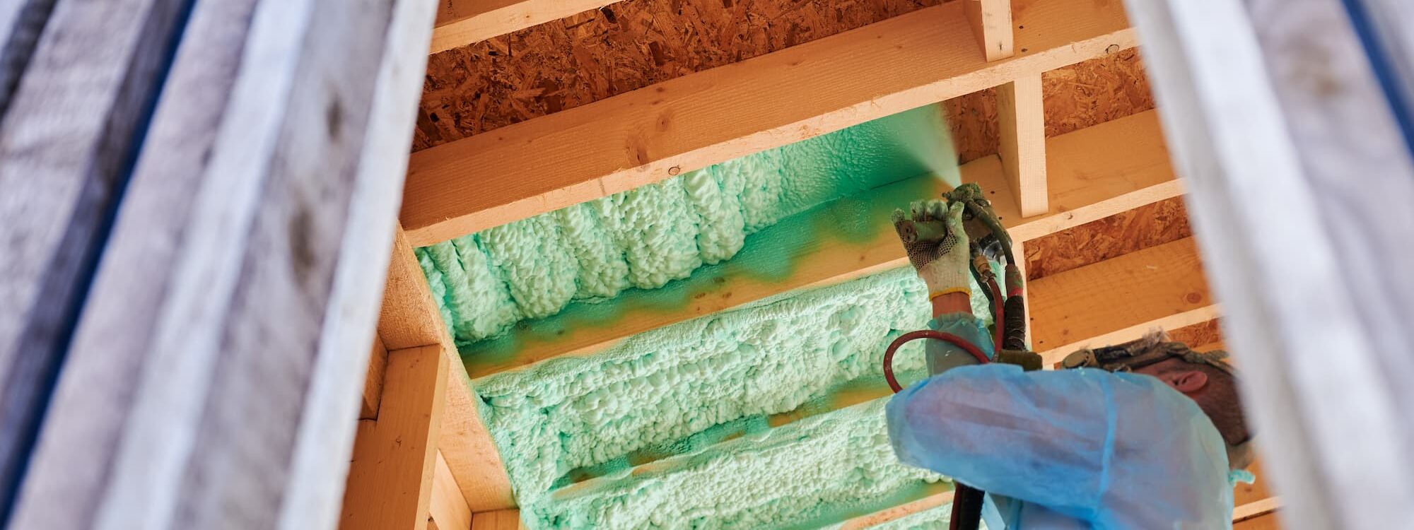 Pourquoi isoler vos plafonds avec de la mousse projetée est-il essentiel pour réduire les déperditions de chaleur ? Colmar
